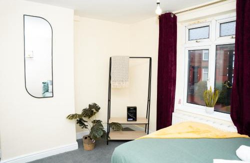 Harehills Apartment | Modern Retreat Central Location Close to The City