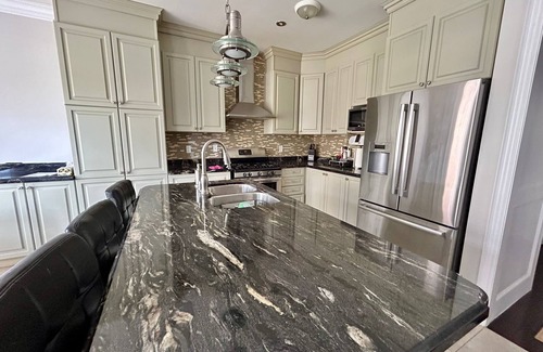 Brampton House | Modern Retreat ~ Fully Equipped ~ Patio ~ Brampton