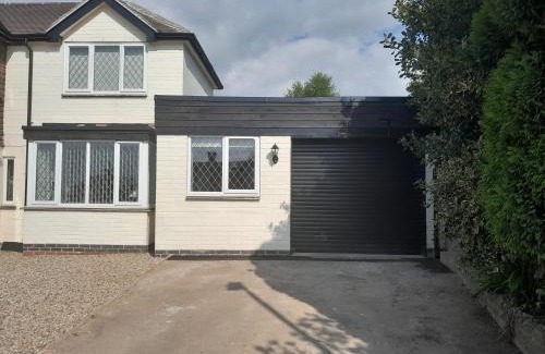 Winshill Apartment | Modern Retreat Near Town & Nature with Stunning Views Entertainment and Parking