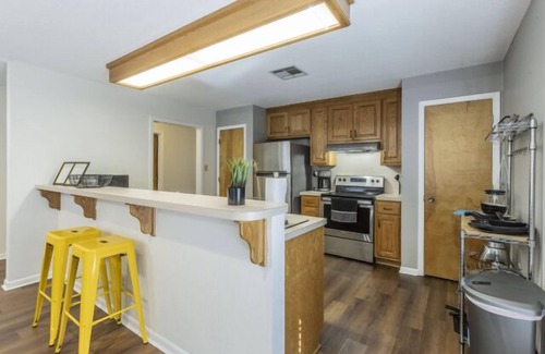 University Apartment | Modern Retreat! Great Weekly & Monthly Rates