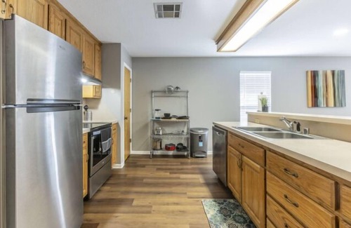 University Apartment | Modern Retreat! Great Weekly & Monthly Rates