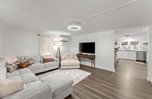 Murrayville House | Modern Retreat- Hollywood 50s Lounge & Billiards