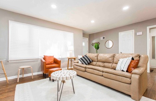 Independence House | Modern Retreat Min to Stadiums Family's Welcome