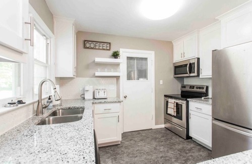 Independence House | Modern Retreat Min to Stadiums Family's Welcome