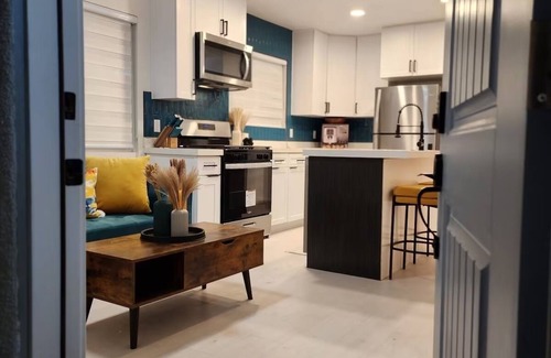 Riverside House | Modern retreat near schools CBU - UCR and hospitals Kaiser - Parkview