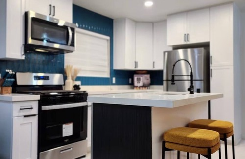 Riverside House | Modern retreat near schools CBU - UCR and hospitals Kaiser - Parkview