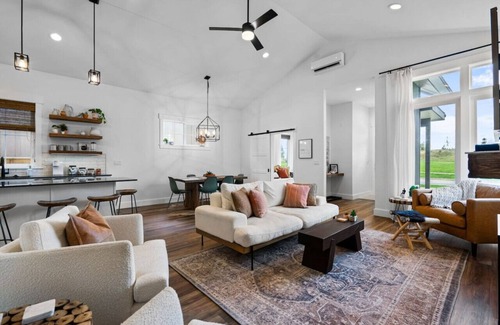 Ponderay House | ✨ Modern Retreat Near Schweitzer–Hot Tub, Fireplace, 3 King Beds ✨