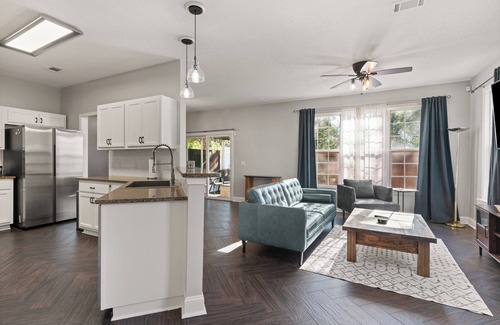 Brunswick House | Modern Retreat - Pet Friendly