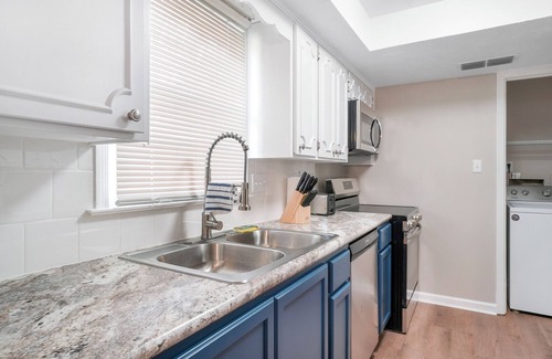 Gunter Afs House | Modern Retreat w/Fast Wi-Fi & Covered Patio and Parking - Centrally located