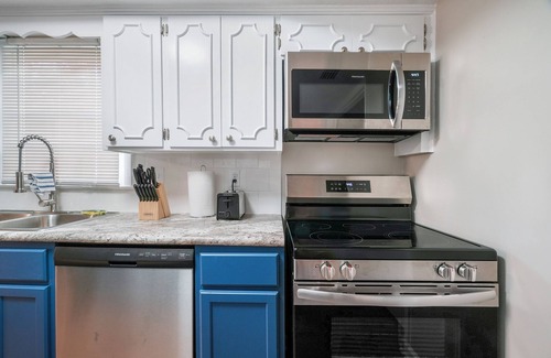 Gunter Afs House | Modern Retreat w/Fast Wi-Fi & Covered Patio and Parking - Centrally located