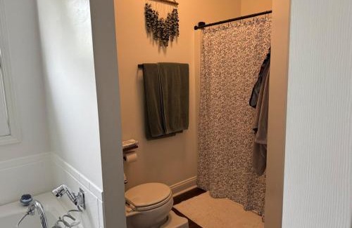 Troutville House | Modern Retreat w Level 2 EV Charger, Fast WiFi