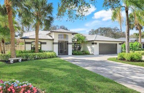 Willoughby Acres House | Modern Retreat W Pool & Hot Tub Near Beaches