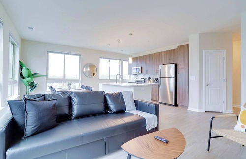 Jefferson Manor Apartment | Modern Retreat W Pool & Prime Location