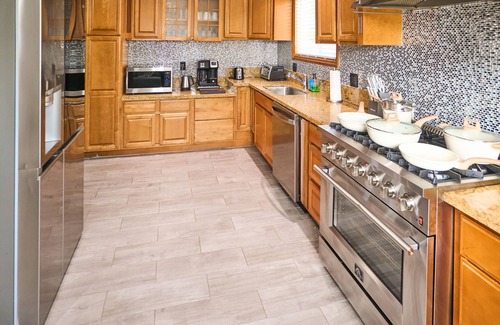 Southwest Anaheim House | Modern Retreat w/Private Spa, Arcade, near Disney, Convention Center & Beachesn