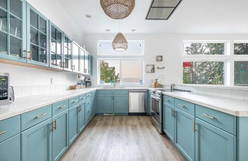 Hoodsport House | Modern retreat w/stunning views & hot tub