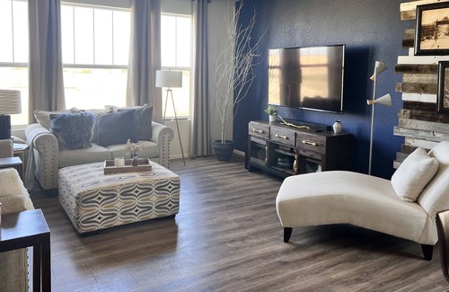 Commerce City House | Modern retreat with Mountain Views and hot tub