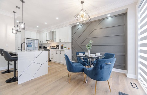 Brampton House | Modern Retreat with Loft & Spa-Like Jacuzzi Tub