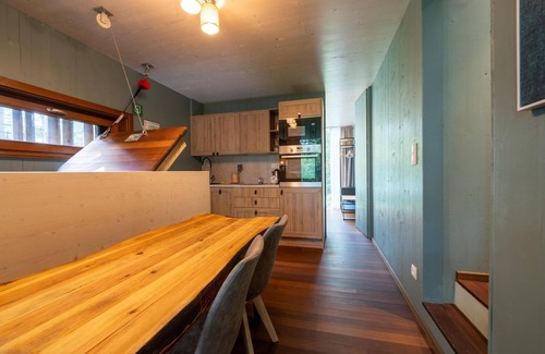 Maubray House | Modern Retreat with Rooftop