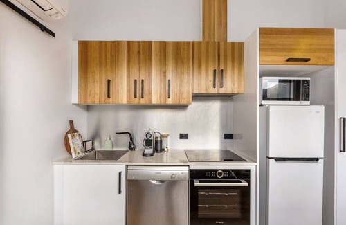 New Town Apartment | Modern Retreat with Spectacular Mountain Views