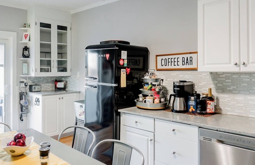 Queens County House | Modern & Retro Charm: 9 mins to YYG 15 min to DT 4BR King bed A/C PEI