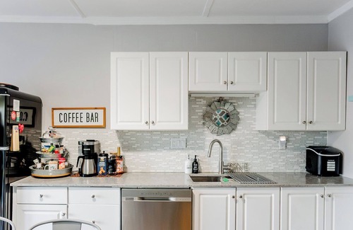 Queens County House | Modern & Retro Charm: 9 mins to YYG 15 min to DT 4BR King bed A/C PEI