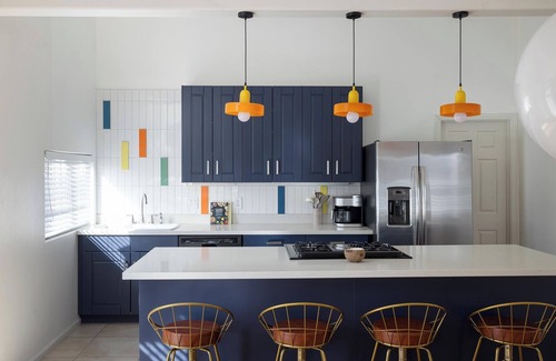 Hillcrest House | Modern Retro: Close to DT, Zoo, Sea world, Airport with Parking, Hot Tub