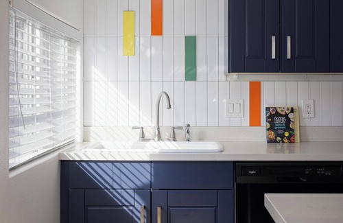 Hillcrest House | Modern Retro: Close to DT, Zoo, Sea world, Airport with Parking, Hot Tub