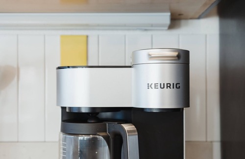 Hillcrest House | Modern Retro: Close to DT, Zoo, Sea world, Airport with Parking, Hot Tub