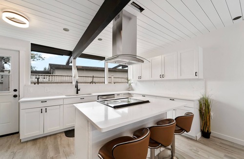 Sedro-Woolley House | Modern Retro Haven near Downtown Sedro Woolley