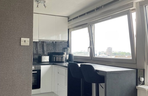 Woolwich Riverside Apartment | Modern River-View Flat | Walk to O2, Elizabeth Line & Greenwich