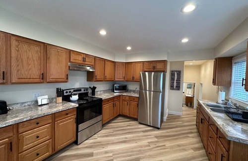Bay City Apartment | Modern Riverbend Suites 1BR