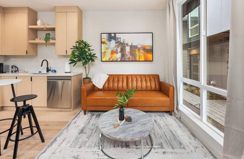 North Beacon Hill House | Modern Rooftop Retreat Near Rail w/A/C & Parking