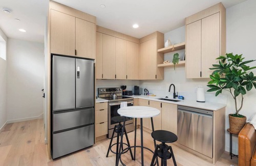 North Beacon Hill House | Modern Rooftop Retreat Near Rail w/A/C & Parking