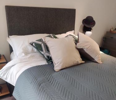 College Park and Old Oak House | Modern room