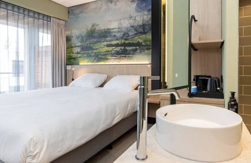 Marknesse Hotel | Modern Room Ideal for Exploration of Batavia Fashion Outlet - 3 Units