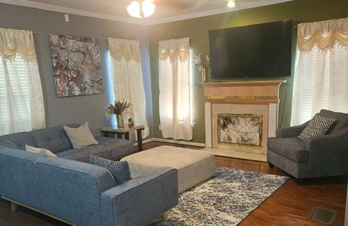 Atlanta House | Modern Room in Atlanta - Near GWCC, The Benz, Ga. Aquarium - Private Bath