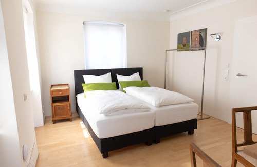 Riedlingen Bed & Breakfast | Modern room in historic villa 2