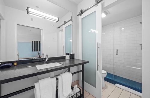 Venice Hotel | Modern Room in Venice Beach | Balcony | Rooftop | Free Breakfast