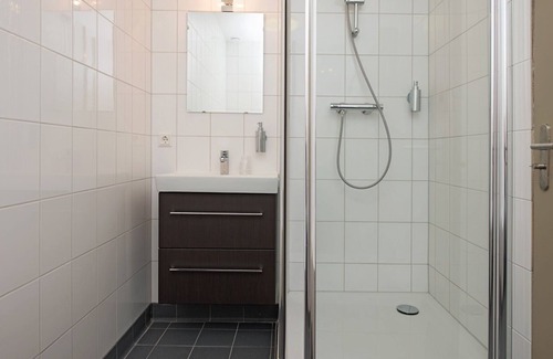 Vlijmen Hotel | Modern Room Near Golf Courses and Nature Trails in Vlijmen, Free Parking