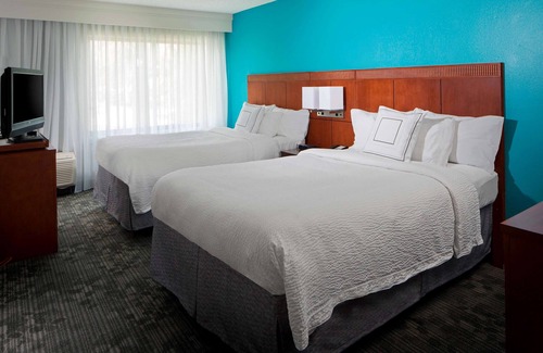 Boca Raton Hotel | Modern Room Perfect for Relaxing Getaways: Heated Pool, On-Site Market & More
