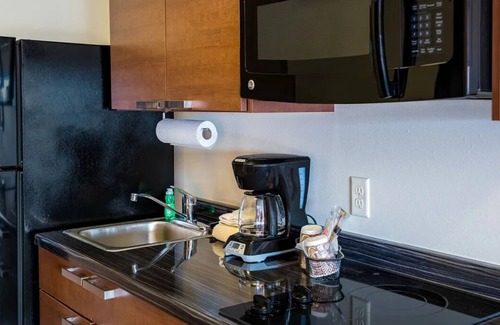 Gleneagle Hotel | Modern Room with Kitchen and Pet-Friendly Features - Near Pikes Peak