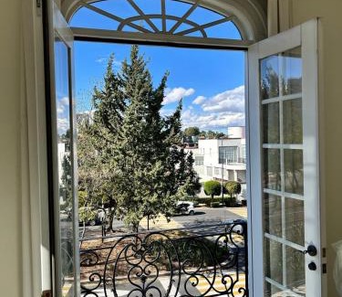 Bosques de las Lomas House | Modern room with balcony
