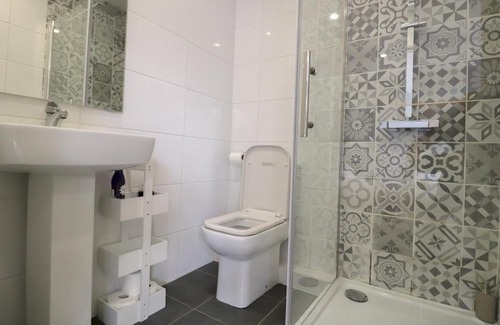 Newcastle-upon-Tyne House | Modern Room with Private Outdoor space Pass The Keys