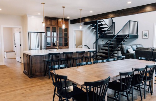 Sweetwater House | Modern Rustic Cabin - Sleeps 26 - Hot Tub, Theatre, Pickleball, Putting Green
