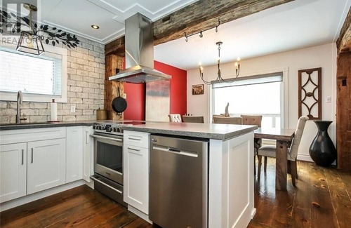 Castle Glen Estates House | Modern/rustic chalet steps from the Bruce Trail and amazing road riding.