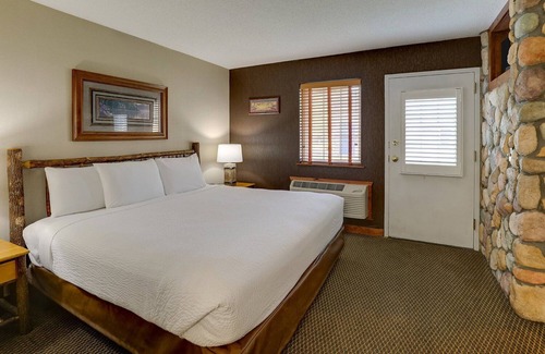 Peoria Hotel | Modern Rustic Inn - Greater Comfort Unlike the Rest; Near Scenic Water