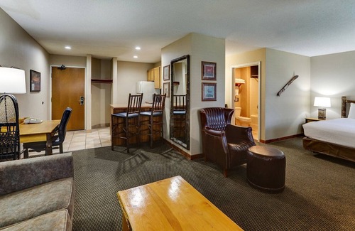 Peoria Hotel | Modern Rustic Inn - Greater Comfort Unlike the Rest; Near Scenic Water