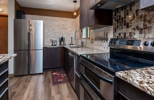 Bushkill House | Modern Rustic Lodge! 2 min. walk to Ski Slopes, 6 TVs, Linens, WiFi, A/C,FirePit
