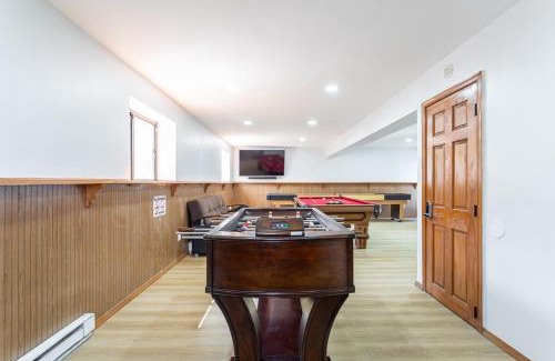 Bushkill House | Modern Rustic Lodge! Sauna, Game Room, Jacuzzi