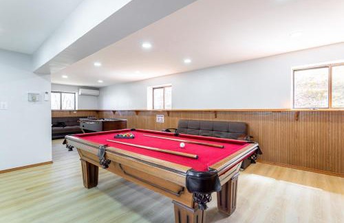 Bushkill House | Modern Rustic Lodge! Sauna, Game Room, Jacuzzi